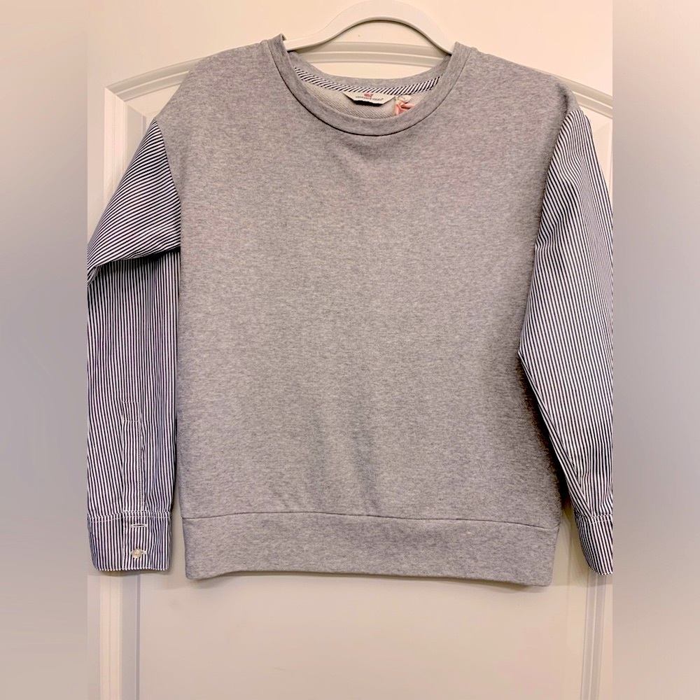 Vineyard Vines gray with blue/white sleeve women’s unique sweatshirt. size small